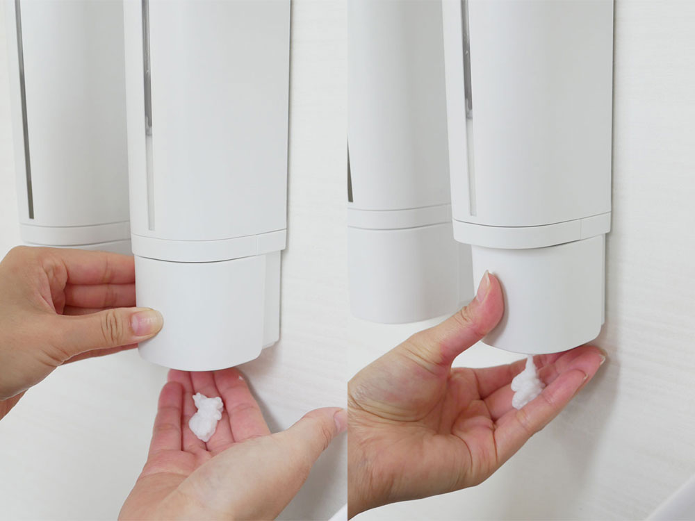 壁にマグネットで固定されたリッチェルのプラスチック製ソープディスペンサーと花瓶が並んでいる様子。