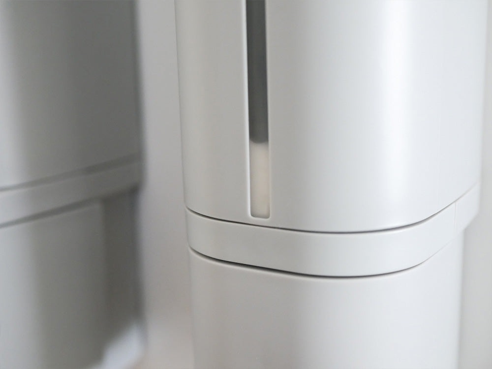 リッチェルの下から出るマグネットディスペンサーが木製の床の上に配置されたデザイン