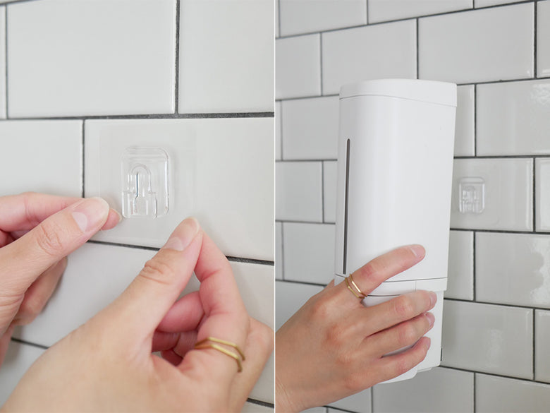 リッチェルの下から出るシールフックディスペンサーが光沢のある壁面に取り付けられている様子