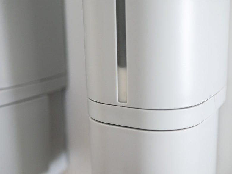 木製の床の上に置かれたプラスチック製シールフックディスペンサーのデザイン