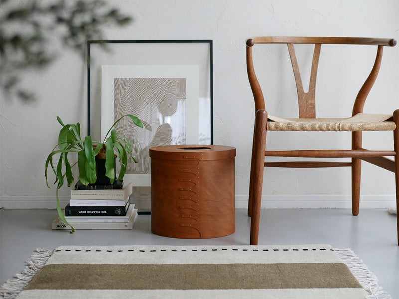 台湾製チェリー材で作られたアクシス シェーカーダストボックスが木製の床の上に置かれたナチュラルなデザイン