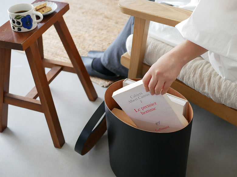 チェリー材で作られたアクシスのシェーカーダストボックス、木目が美しい木製収納家具