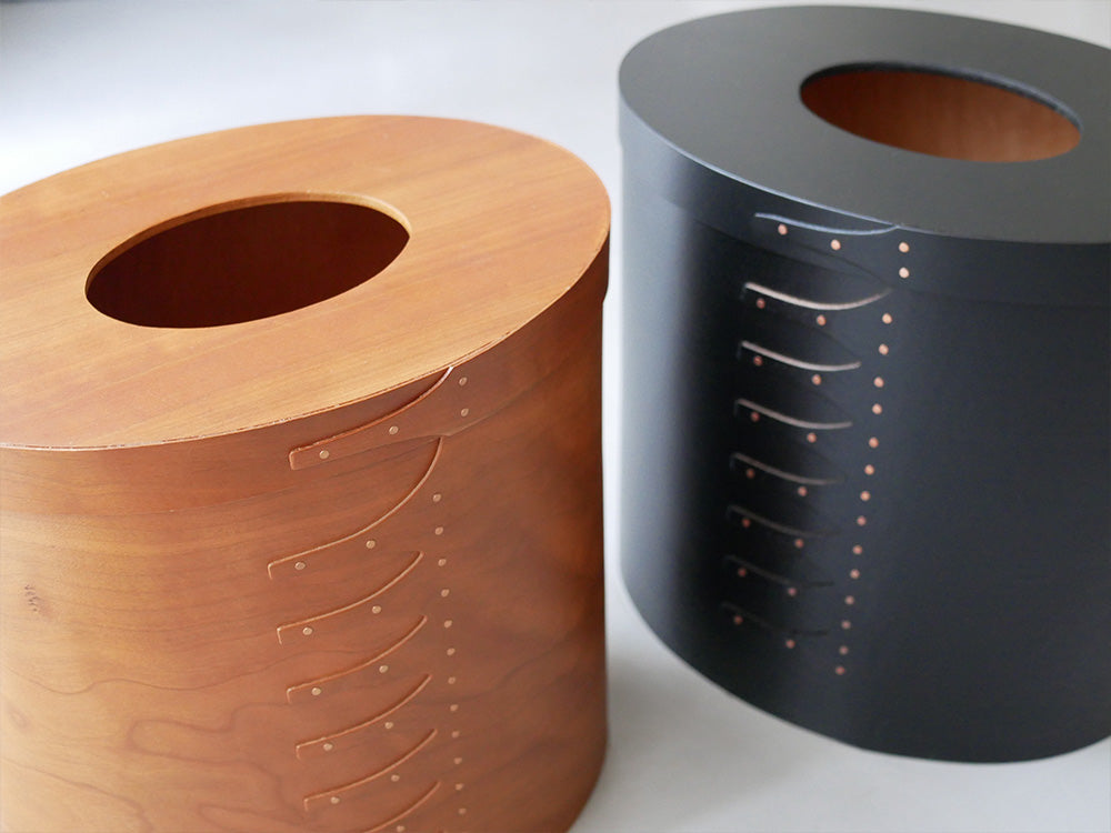 アクシス シェーカーダストボックスのブラウンと銅色のシリンダー型デザイン。チェリー材使用の台湾製ダストボックス