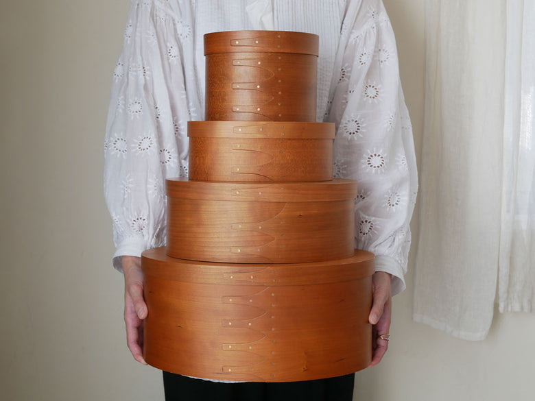 チェリー材で作られ、艶のある仕上げが特徴のアクシスシェーカーダストボックスの木製ダストボックス