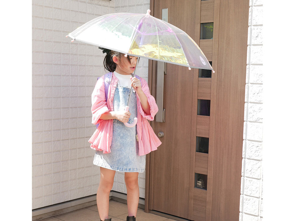 ピンクのシャイニー傘を持つ子供モデル