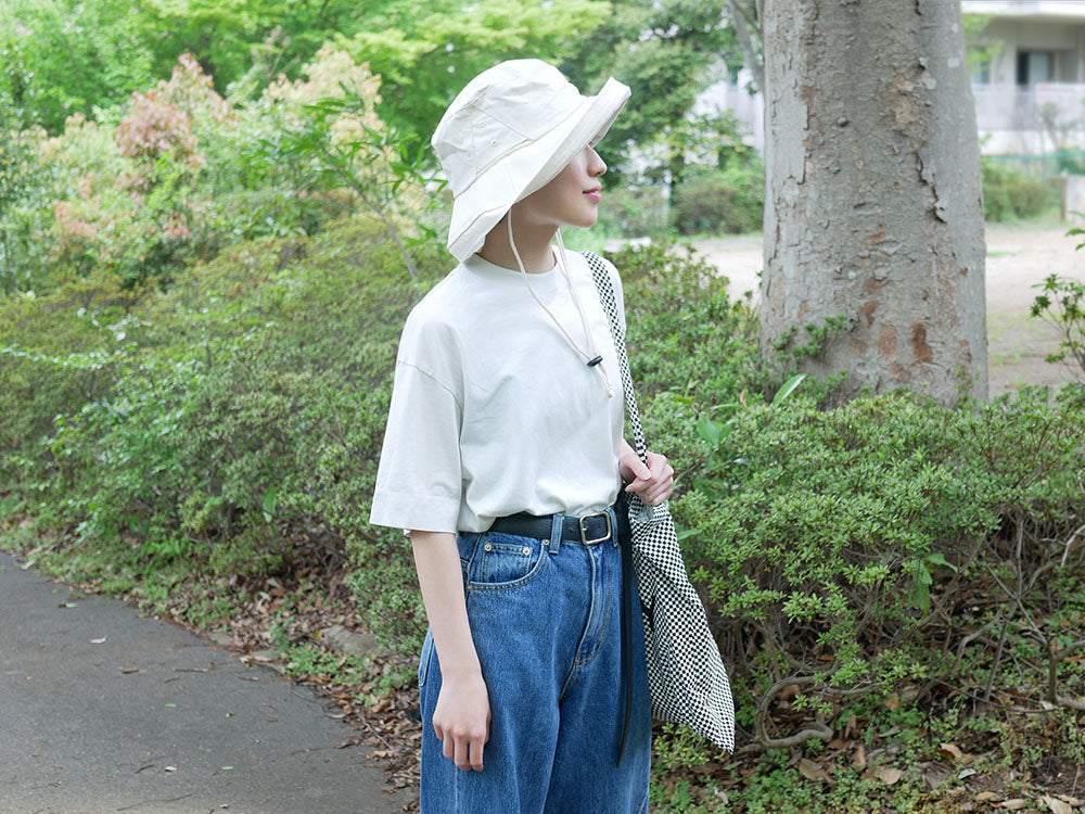 白色のファッション日傘帽。調整可能なサイズと取り外し可能なあご紐が特徴のスタイリッシュなヘッドギア