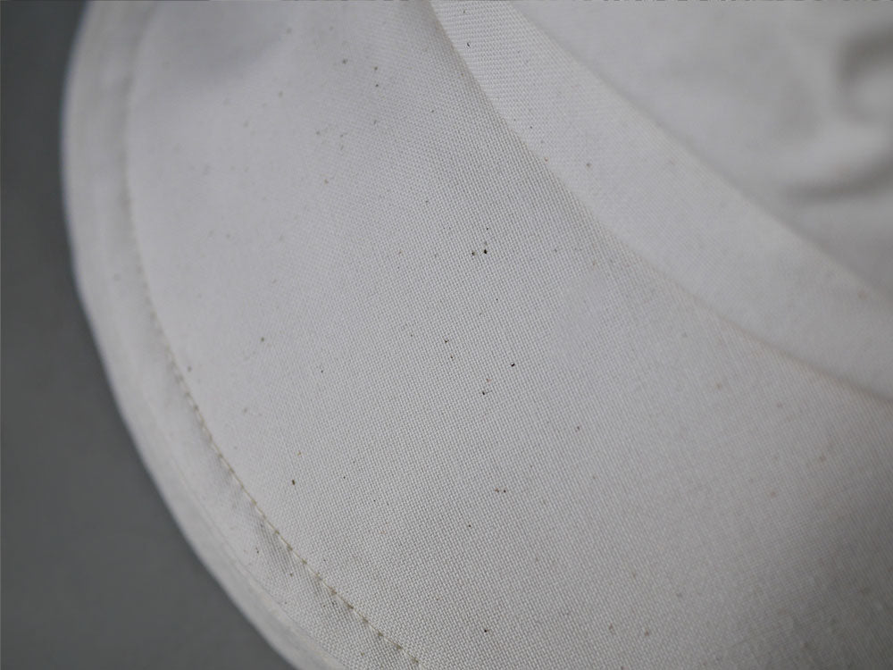 IMPROVEインプルーブの白と銀色のDIGNITY被る日傘