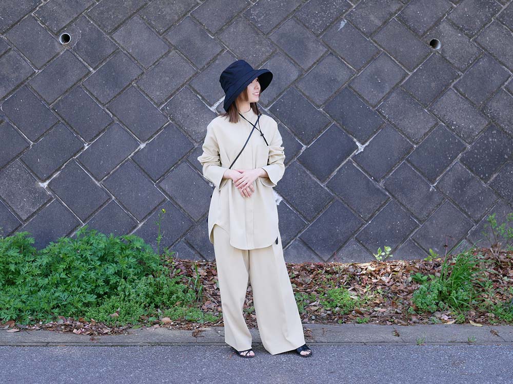 「IMPROVE/インプルーブ」ブランドの「DIGNITY 被る日傘」フェドラスタイル帽子。ポリエステルと綿素材でUVカット率99.9%以上、遮熱機能を備えたファッショナブルな日よけアクセサリー。サイズ調節可能でバッグ付き。