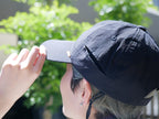 インプルーブの撥水機能付きパラソルチャームブラックキャップ。バケットハットスタイルでサイズ調整可能、通気用メッシュ付き