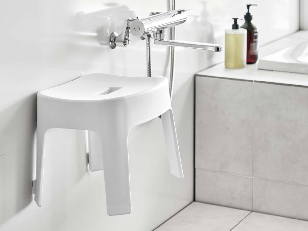 シンクやトイレなどの配管設備が整ったバスルームに設置された【tower/タワー】マグネット風呂イス SH25