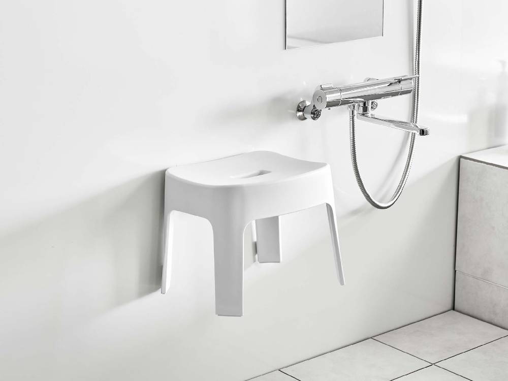浴室のタップとシンクの近くに設置されたタワー マグネット風呂イス SH25