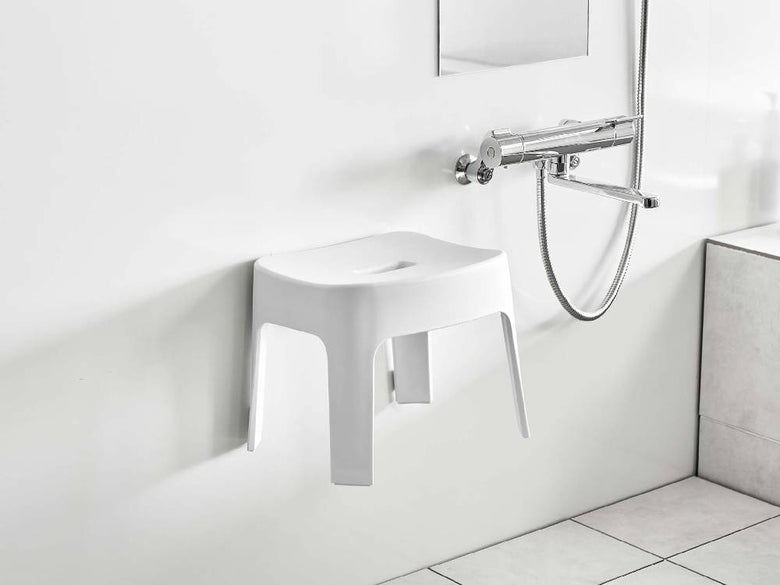 浴室のタップとシンクの近くに設置されたタワー マグネット風呂イス SH25