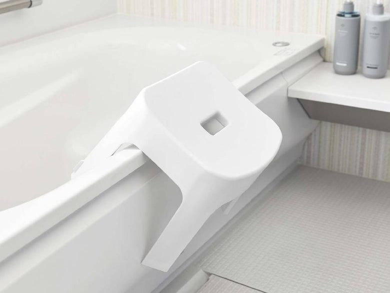 プラスチック製マグネット風呂イス「tower/タワー」SH25が、バスタブや洗面台のあるバスルームに設置されている様子