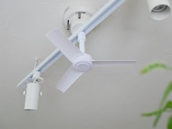 天井に取り付けられたブリッドのダクトレールファンDCベーシックΦ40