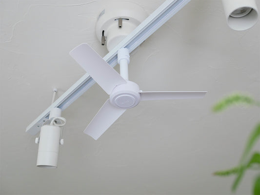 天井に取り付けられたブリッドのダクトレールファンDCベーシックΦ40