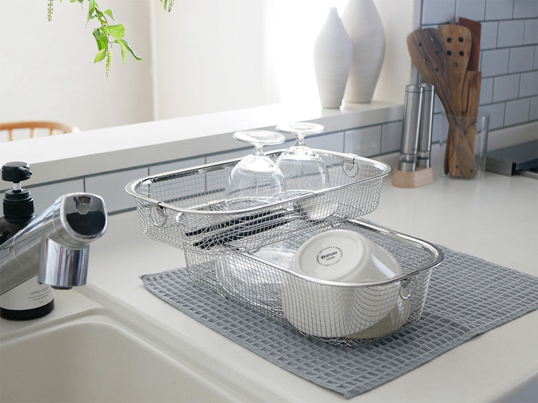 bws SELECTION すっきり暮らす水切りかごと食器がシンク上に整然と並ぶキッチンの様子