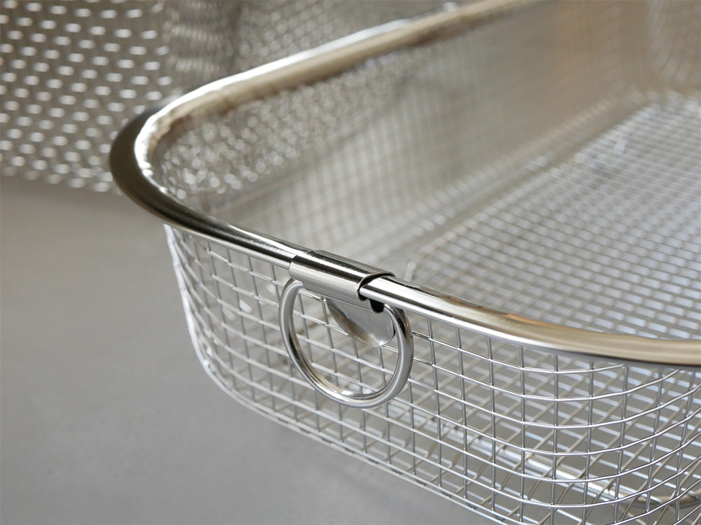 銀色の18-8ステンレス製メッシュ水切りかご、持ち手付きの金属バスケット