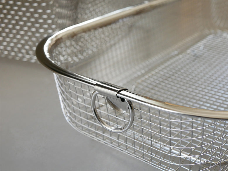 銀色の18-8ステンレス製メッシュ水切りかご、持ち手付きの金属バスケット