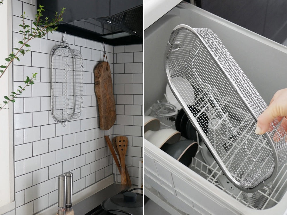 すっきり暮らす水切りかごのステンレス製メッシュデザインの食器乾燥ラックがキッチンに設置されている