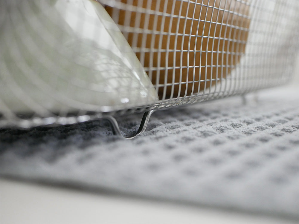 シルバーのメッシュグリルを備えたすっきり暮らす水切りかご