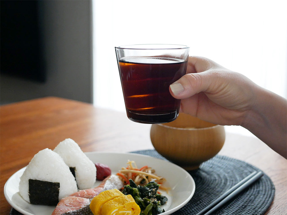 フィンランド製イッタラのカルティオタンブラー2個セットがテーブルに美しく並べられている様子