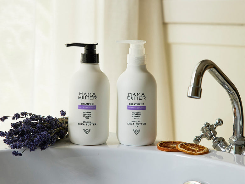ママバターのラベンダー＆オレンジ香るシャンプー、トリートメント、ボディソープ、ボディローション各ボトルが揃ったパーソナルケア製品セット