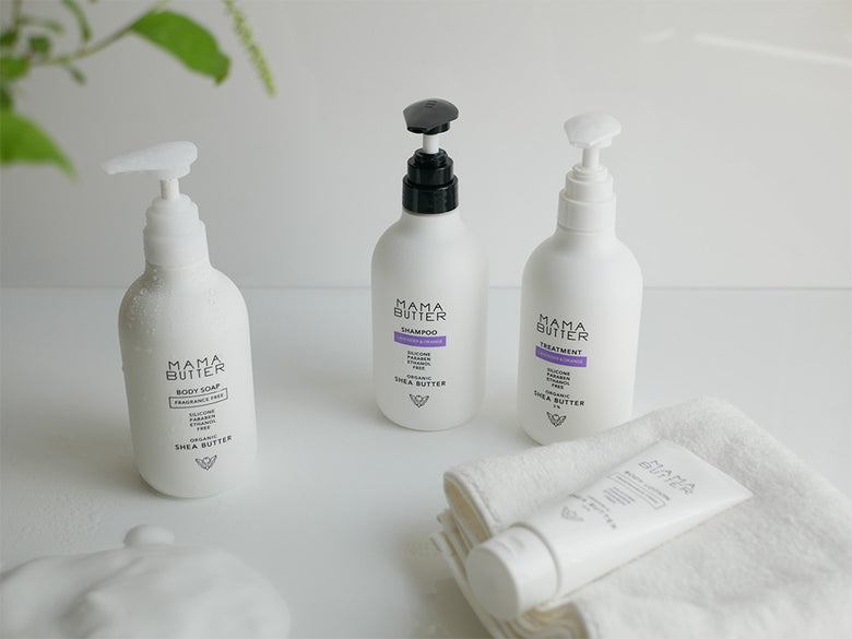 ママバターのシャンプー、トリートメント、ボディソープ、ボディローションのボトルが並んだコスメセット