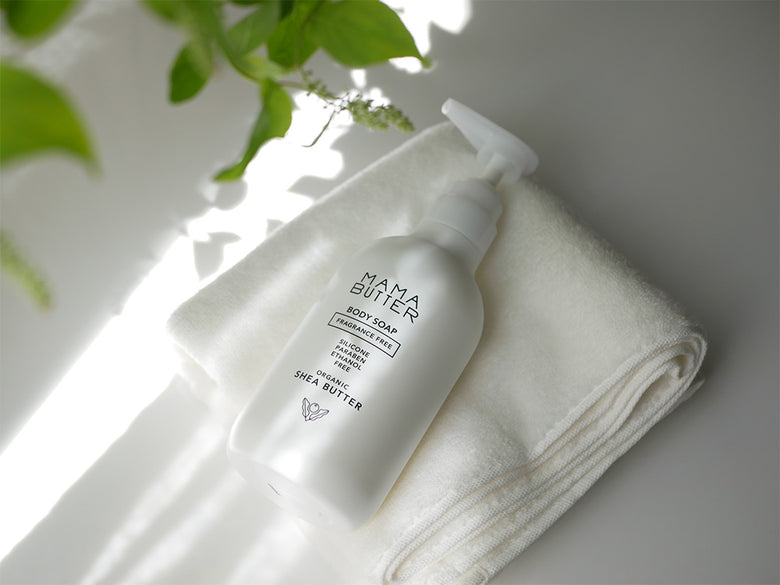 ママバターのラベンダー＆オレンジ香シャンプー、トリートメント、無香料ボディソープ、ボディローションのボトルが並んでいる
