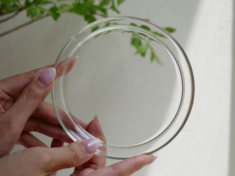 ドイツ製の透明なホウケイ酸ガラス製トレンドグラス イエナのガラスプレートにゼラニウムが飾られている様子