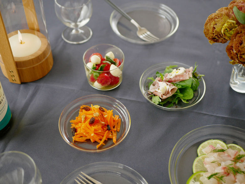 ホウケイ酸ガラス製のトレンドグラスイエナ Glass Plateに彩り豊かな野菜と料理が美しく盛り付けられた食卓の様子