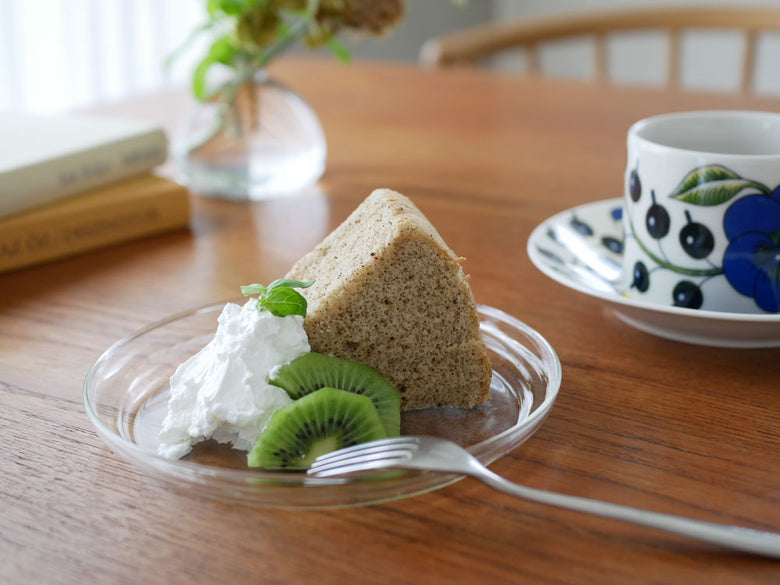 ドイツ製トレンドグラスイエナのガラスポートにケーキとフルーツが美しく盛り付けられたテーブルセッティング