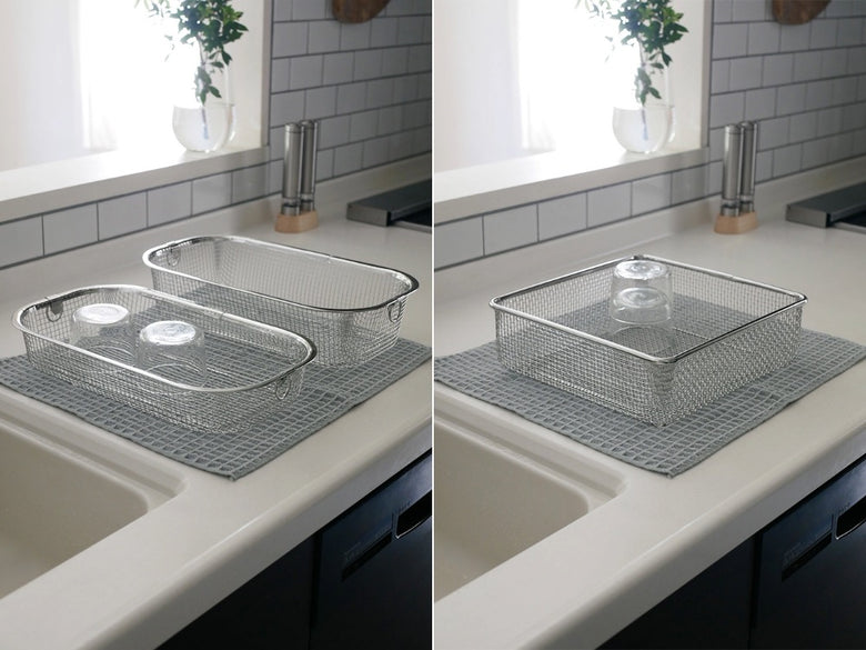 TEIJINのあっちこっち水切りマットがキッチンシンクの上に置かれ、周囲に調理器具が配置されているグレーのマット