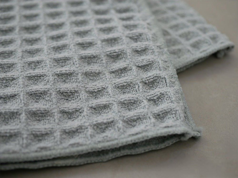テイジンのグレーあっちこっち水切りマット。繊維質でメッシュ状のクロシェ編みデザインが特徴のウェーブテクスチャー