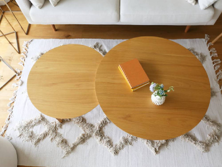 高野木工のBALLOON伸縮リビングテーブルが木製フローリングのリビングルームに配置されている様子