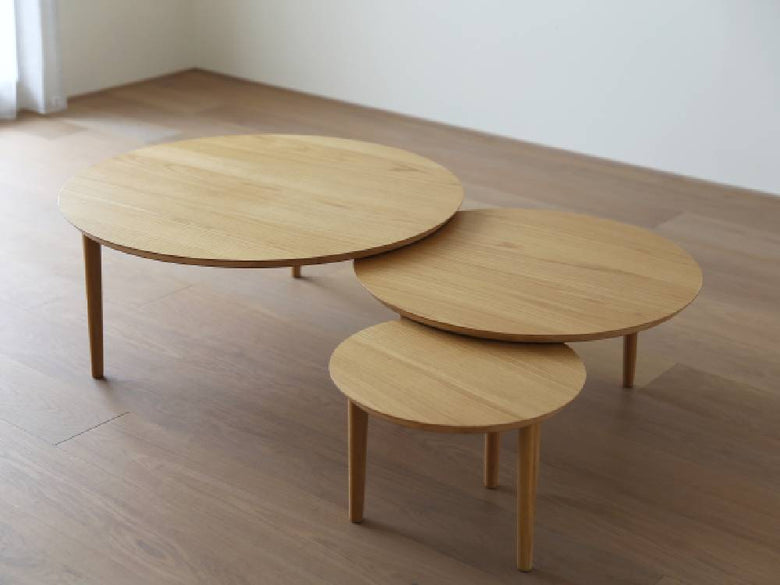 高野木工のホワイトオーク製BALLOON伸縮リビングテーブルに花束が飾られた木製コーヒーテーブル