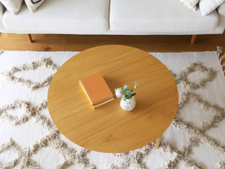 自然素材のラグと木製フローリングが敷かれたリビングルームに置かれた高野木工のBALLOON伸縮リビングテーブル