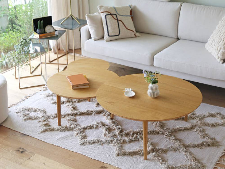 ソファやコーヒーテーブル、ラグと調和する高野木工のBALLOON伸縮式リビングテーブルが配置された居心地の良いリビングルーム