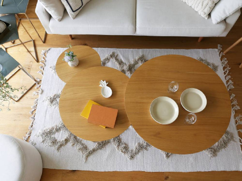 リビングルームに設置された高野木工のBALLOON伸縮式リビングテーブルと木製フロア、ラグが調和したシーン