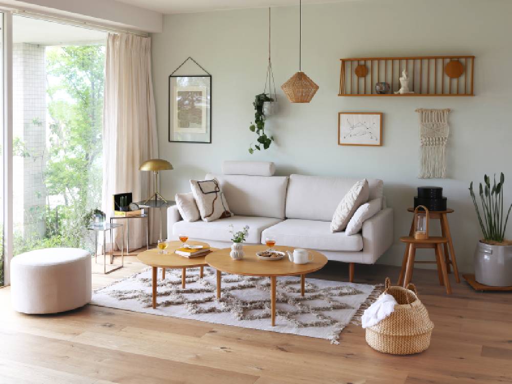 高野木工のBALLOON 伸縮可能なリビングテーブルが居心地の良いリビングルームに配置されている様子