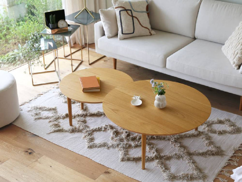 ソファとデイベッドが配置されたナチュラルなリビングルームに、ホワイトオーク製BALLOON伸縮テーブルが置かれている様子