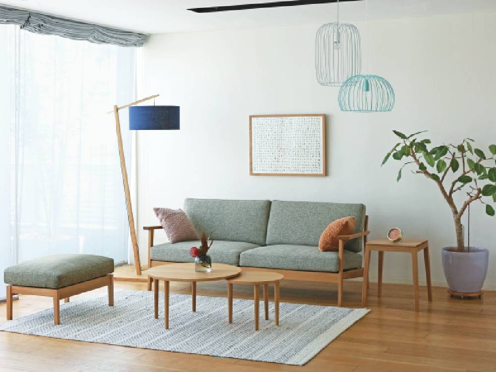 高野木工のBALLOON伸縮式リビングテーブルと木製ソファ、チェアが配置されたモダンなリビングルーム