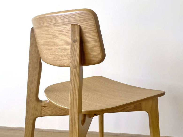 高野木工のBLANCチェア。ホワイトオークまたはウォルナットの無垢材を使用し、洗練されたデザインが特徴の木製椅子
