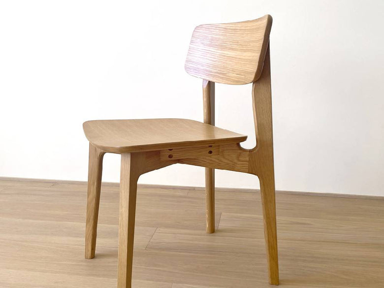 高野木工のブラウンホワイトオーク製BLANCチェアが室内の木製フロアに配置されている様子