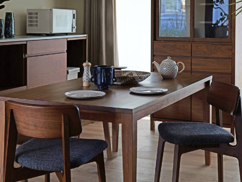 高野木工のBLANCチェアが木製テーブルとハードウッドフロアに配置されたスタイリッシュなダイニングルームのインテリア