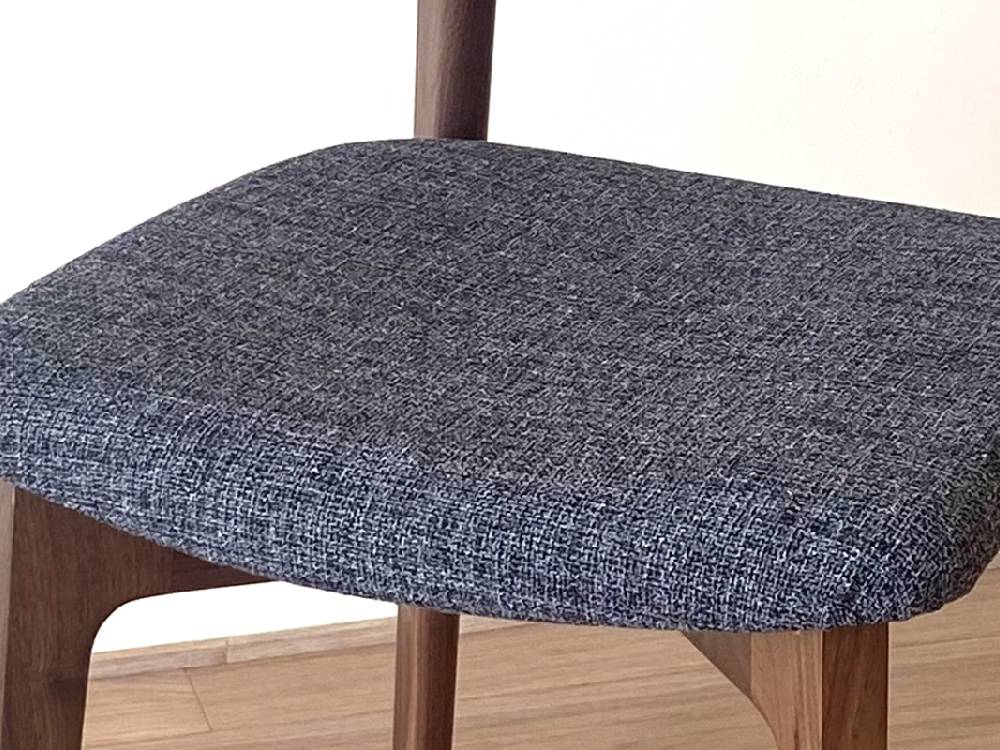 高野木工のBLANCチェア、ブラウン無垢材フレームとグレー布座を備えたアウトドア用木製椅子