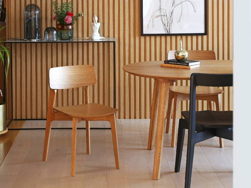 高野木工のBLANCチェア、ホワイトオークまたはウォルナット無垢材のフレームとグレーまたはダークグレーの布座を備えた木製ダイニングチェア