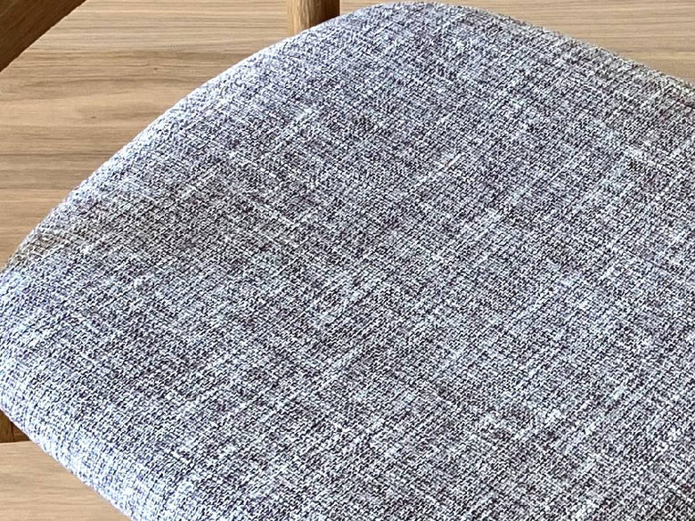 高野木工のBLANCチェア、グレーの織物シートとナチュラルな木製フレーム、快適な座り心地とデザインアームレストを備えたシルバーカラーの椅子