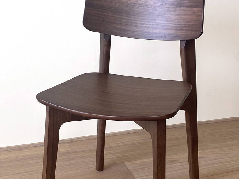 高野木工のBLANCチェア、グレーの布座とブラウンの無垢材フレームを組み合わせた木製椅子