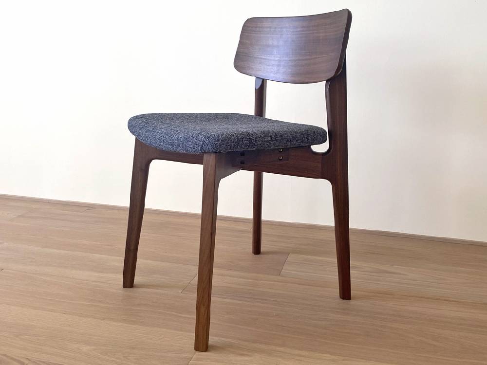 ホワイトオーク製の高野木工 BLANCチェアが木製床の上に配置されたインテリア空間