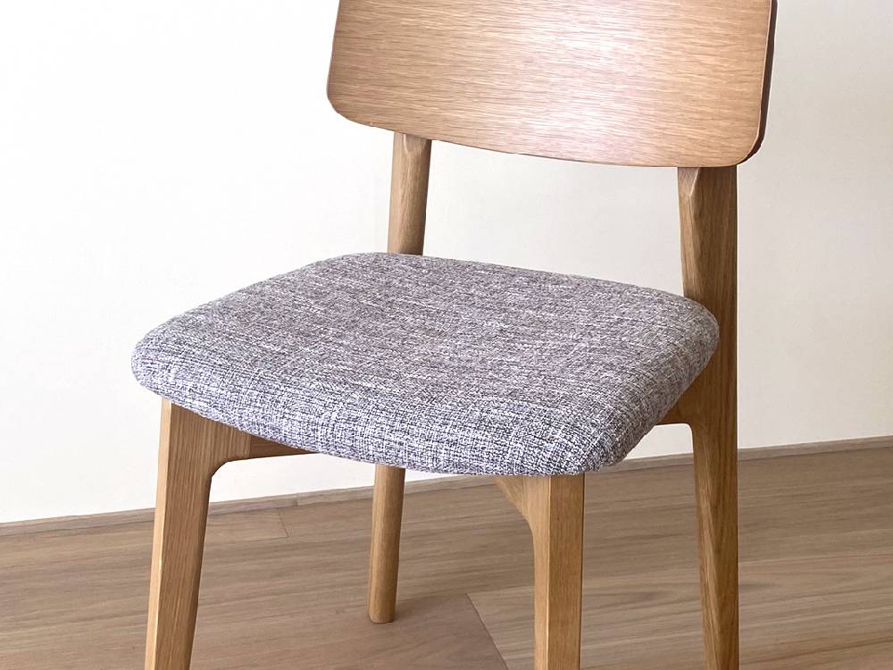 高野木工のBLANCチェア。ホワイトオークまたはウォルナットの無垢材を使用した屋外用木製椅子で、アームレストが特徴です。